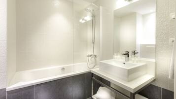 Bathtub, free toiletries, hair dryer, towels