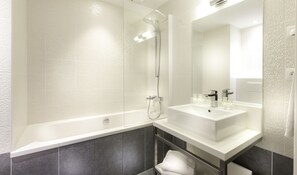 Baignoire, articles de toilette gratuits, sĂšche-cheveux