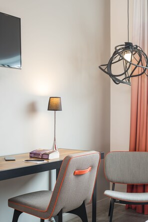 Ropa de cama de alta calidad y caja de seguridad en la habitación 