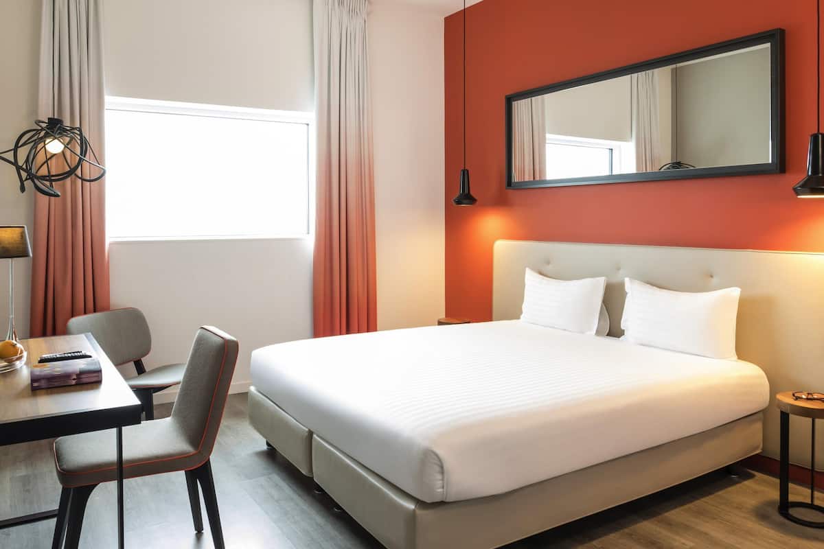 Ropa de cama de alta calidad, caja fuerte, escritorio y cortinas opacas