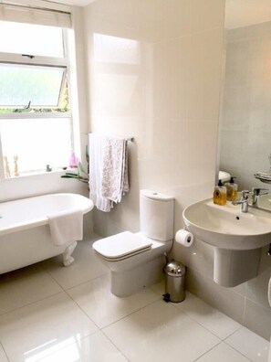 Apartamento | Banheiro | Banheira e chuveiro separados, banheira de hidromassagem
