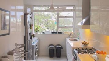 Appartement | Privékeuken | Een koelkast/vriezer, een magnetron, een kookplaat, een vaatwasser