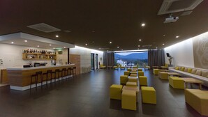 A spacious lounge area with a bar and seating arrangements. - Prazer da Natureza Resort & SPA (Caminha)