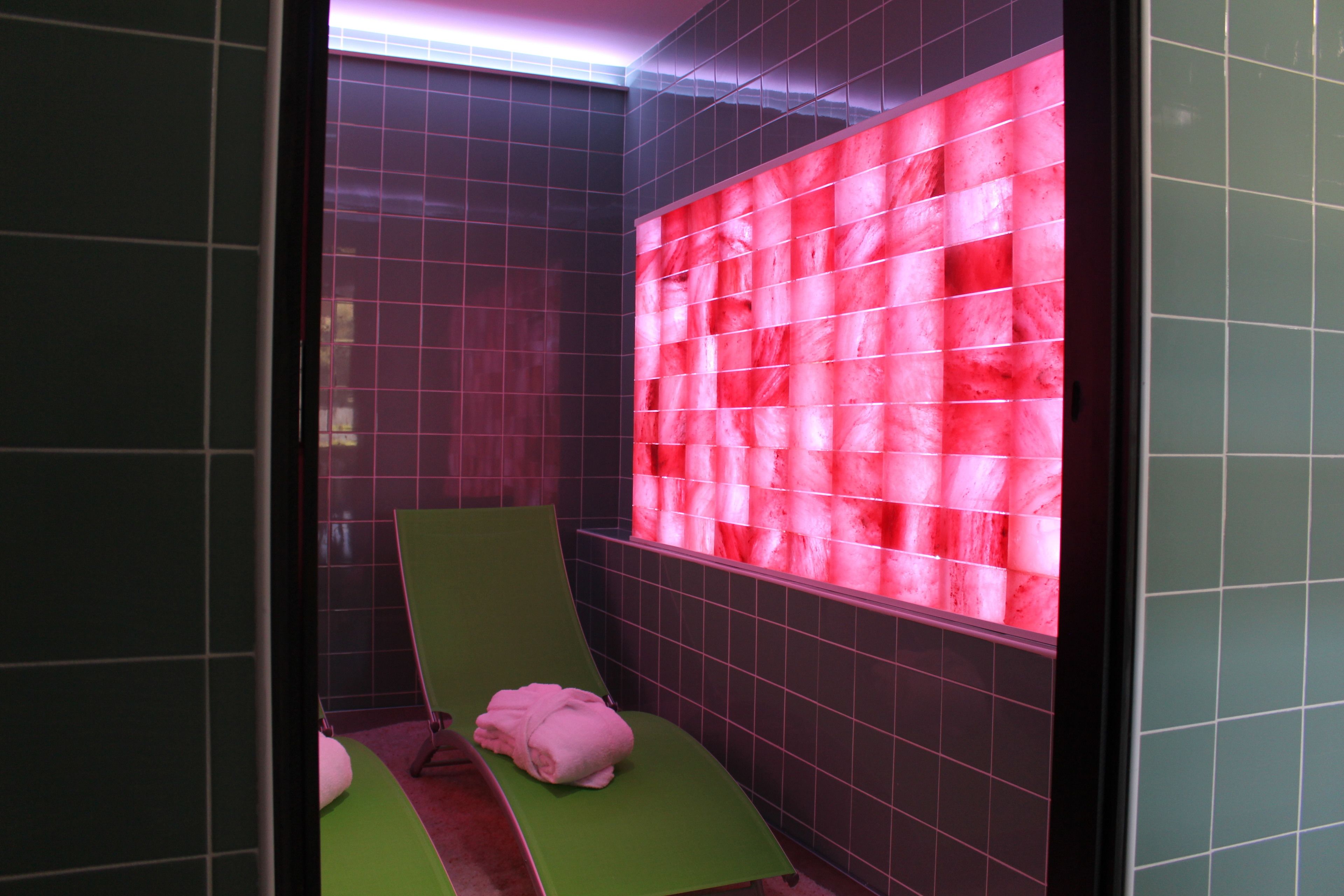 Couples treatment room(s), sauna, hot tub, steam room, body treatments