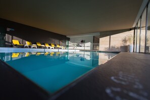 Inomhuspool, en säsongsöppen utomhuspool, parasoller och solstolar