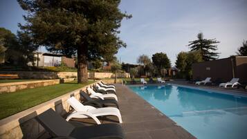 Een binnenzwembad en een seizoensgebonden buitenzwembad