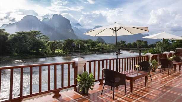 Terrace/patio - Thavisouk Riverside Hotel (Vang Vieng)