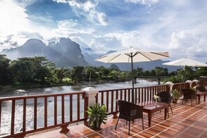 Terrace/patio - Thavisouk Riverside Hotel (Vang Vieng)