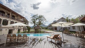 Outdoor pool, sun loungers - Thavisouk Riverside Hotel (Vang Vieng)