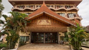 Property entrance - Thavisouk Riverside Hotel (Vang Vieng)