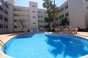 Una piscina al aire libre