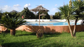 Piscina stagionale all'aperto, ombrelloni da piscina, lettini