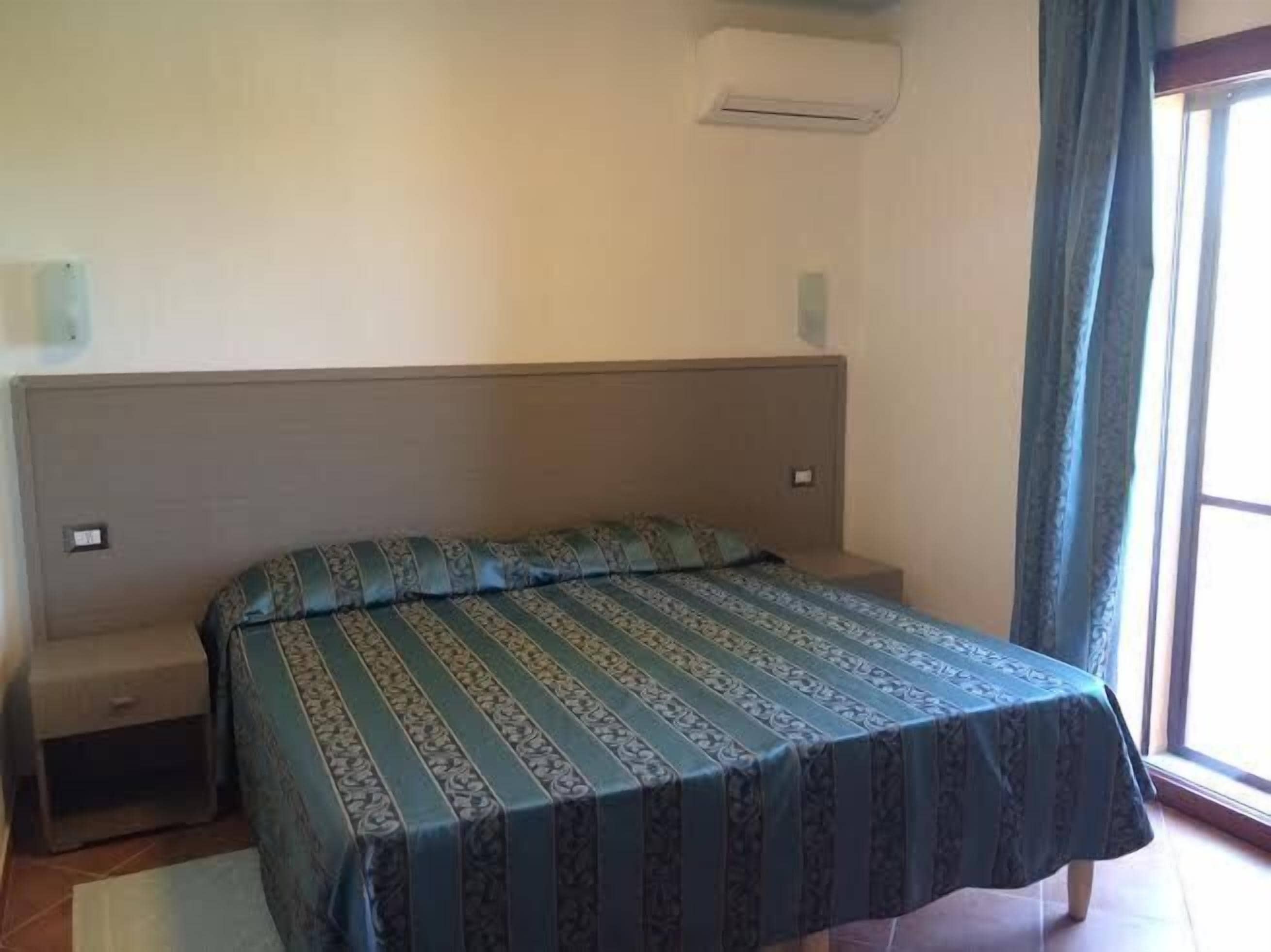 premium bedding, minibar, desk, soundproofing