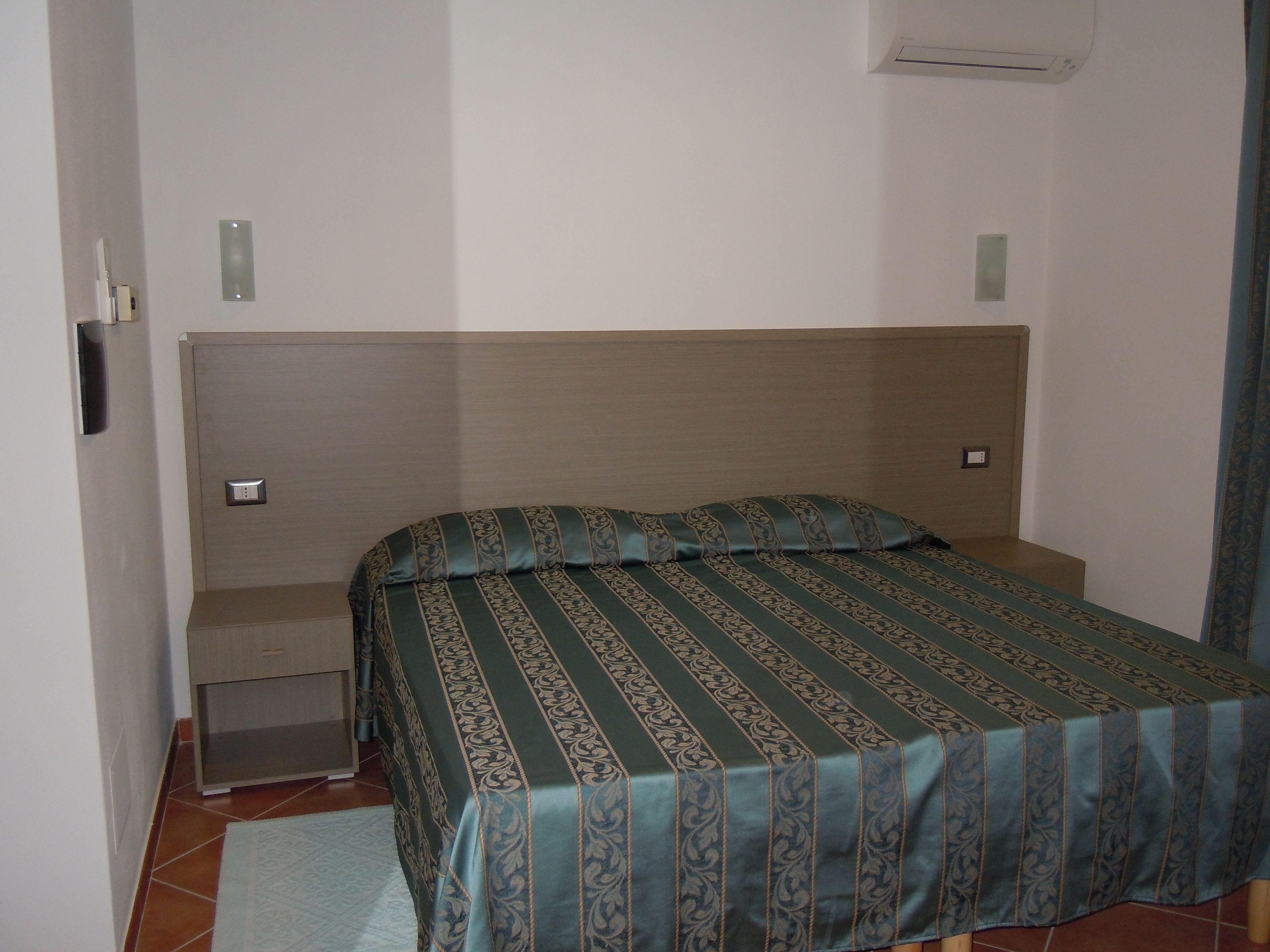 premium bedding, minibar, desk, soundproofing