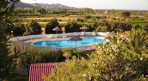 시즌별로 운영되는 야외 수영장, 수영장 파라솔, 일광욕 의자