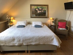 Phòng đôi Deluxe | Két bảo mật tại phòng, khu vực làm việc phù hợp cho laptop 