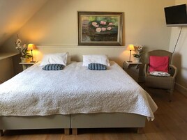 Caja de seguridad en la habitación y espacio para trabajar con laptop 