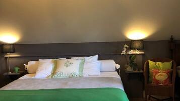 Habitació doble júnior | Caixa forta a l'habitació i espai de treball apte per a portàtils