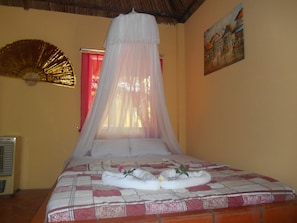 Holiday Home | Escritorio, camas extra, wifi gratis y ropa de cama