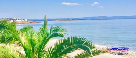 Plage, chaises longues, parasols