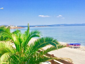 On the beach, sun loungers, beach umbrellas - Nitelli's Houses (Lesvos)