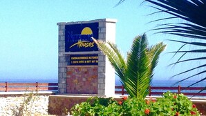 Señalización de 'Nitelli's Houses' con información de contacto.