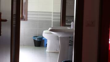 Dusche, kostenlose Toilettenartikel, Haartrockner, Handtücher