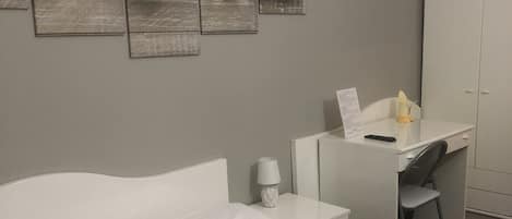 Chambre Triple | Bureau, espace de travail pour ordinateur portable