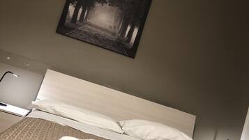 Camera doppia | Una scrivania, postazione laptop, ferro/asse da stiro, Wi-Fi gratuito