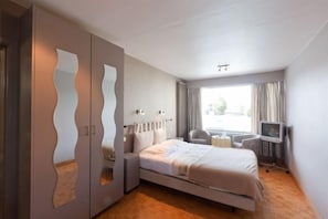 Habitación doble estándar, 1 habitación | Caja de seguridad en la habitación y escritorio