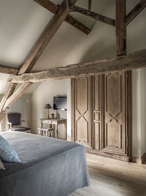 Minibar, safe på rommet, skrivebord og lydisolert