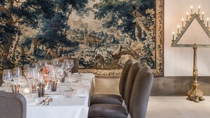 Una mesa lista para comer con un tapiz de fondo.