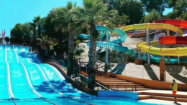 A water park with multiple slides and a swimming pool. - Aldeia do Tâmega (Amarante)