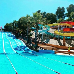 A water park with multiple slides and a swimming pool. - Aldeia do Tâmega (Amarante)
