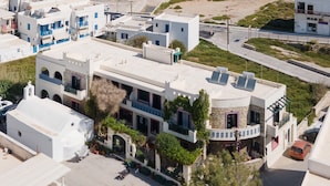 Une ville côtière aux bâtiments blancs, avec une plage et la mer.