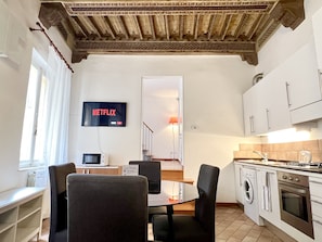 Apartamento, 2 quartos (Split Level) | Cozinha privada | Geladeira grande, micro-ondas, fogão, cooktop