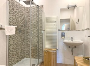 Apartament, 2 dormitoris | Bany | Dutxa, articles de tocador gratuïts, assecador de cabells i barnussos 