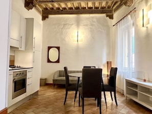 Apartamento, 2 quartos (Split Level) | Cozinha privada | Geladeira grande, micro-ondas, fogão, cooktop
