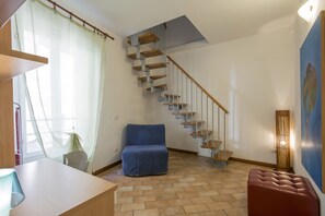 아파트, 침실 2개 (Split Level) | 거실 공간 | 평면 TV