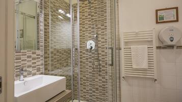Apartemen Grand, 2 kamar tidur | Kamar mandi | Shower, perlengkapan mandi gratis, pengering rambut, dan jubah mandi