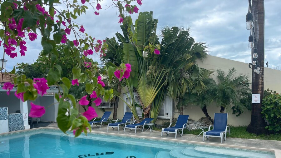 The Colony Club Inn & Suites