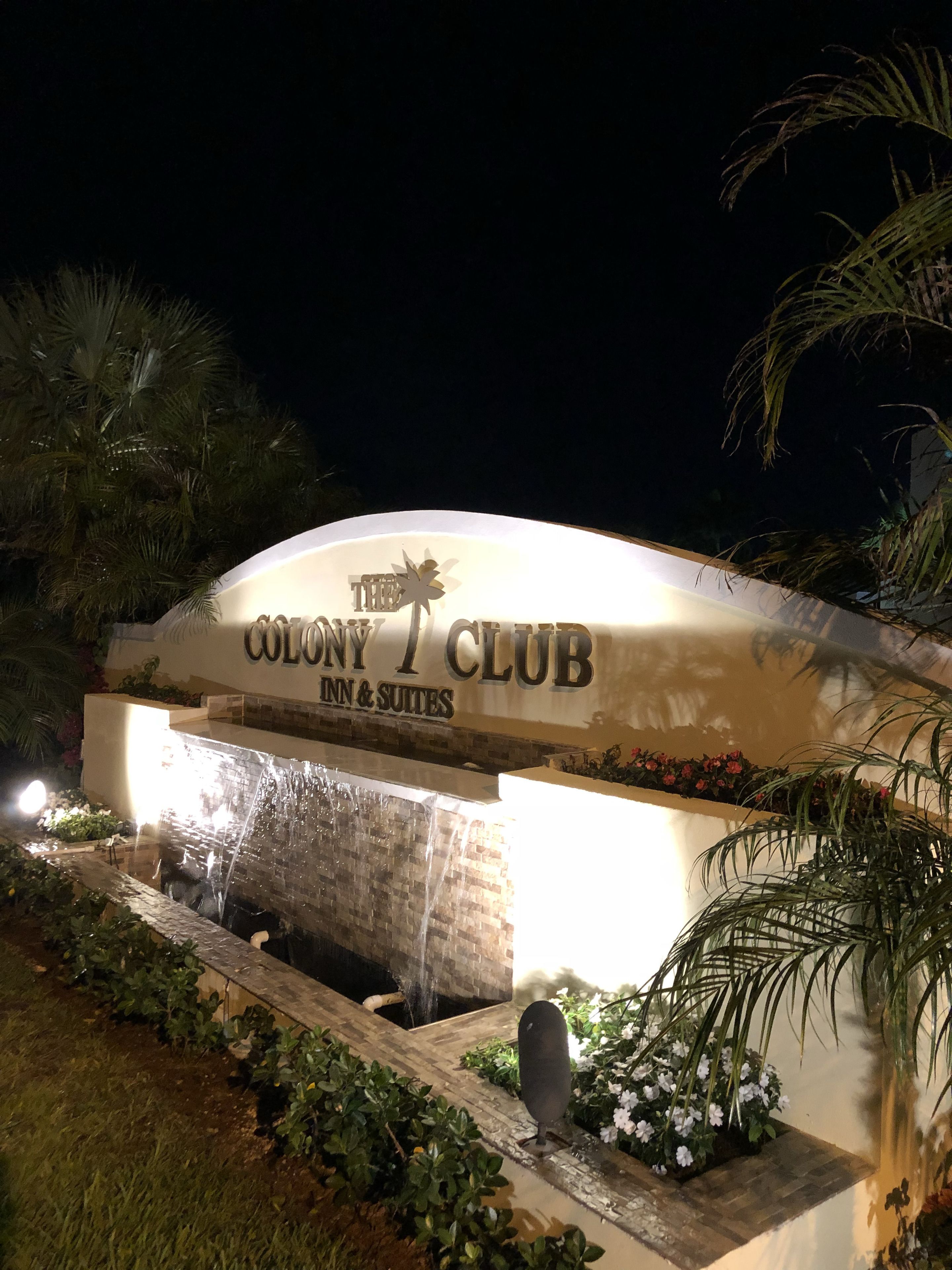 A sign for The Colony 1 Club, indicating it is an inn and suites establishment.