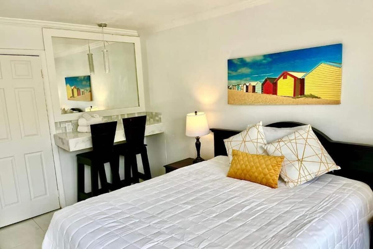 Standard Single Room, 1 Bedroom, Non Smoking, Courtyard View | Iron/ironing board, WiFi (free), bed sheets