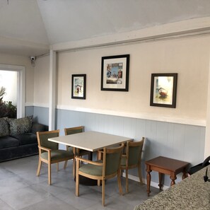 Free daily buffet breakfast - The Colony Club Inn & Suites (Nassau)