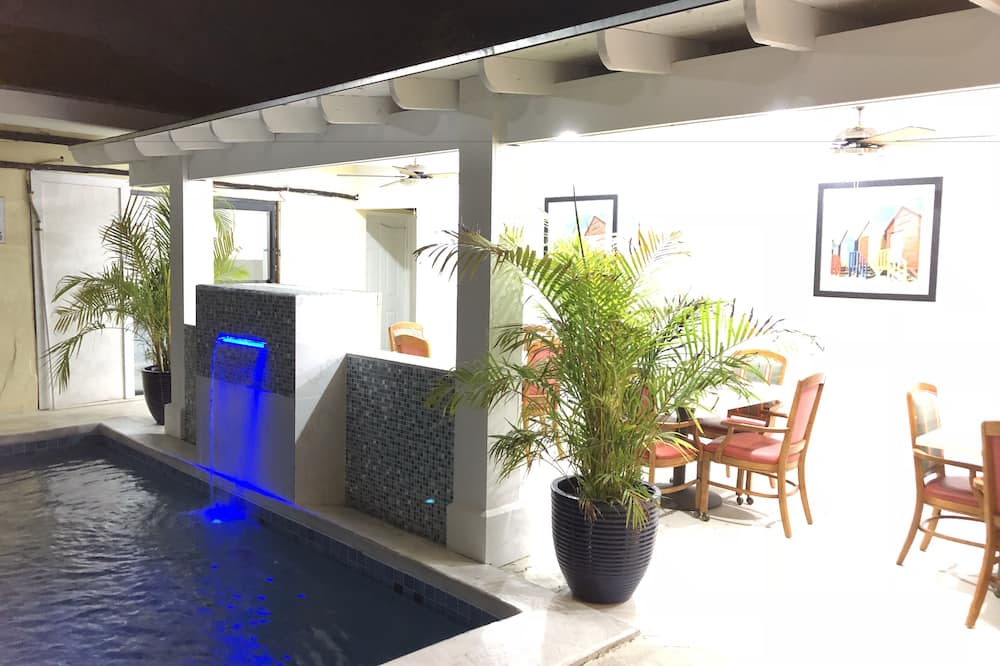 The Colony Club Inn & Suites