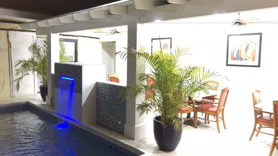 The Colony Club Inn & Suites