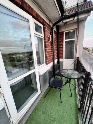 Habitación triple familiar, baño privado, vistas al mar | Vistas del balcón