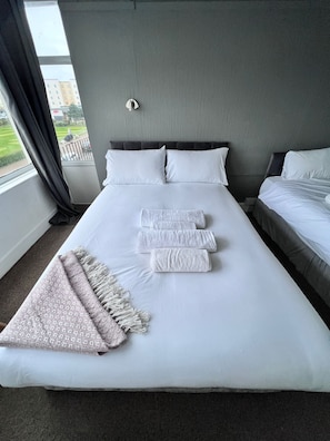 Habitació triple familiar, amb bany privat, vistes al mar | 1 dormitori, wifi gratuïta i roba de llit