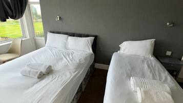 Standard Triple Room, Ensuite | Bathroom | Shower, free toiletries, hair dryer, towels