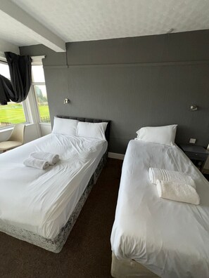 Douche, articles de toilette gratuits, sèche-cheveux